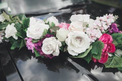 Hochzeitsauto verziert mit den schönen, Luxusblumen lizenzfreie stockfotografie Hochzeitsauto verziert mit den schönen, Luxusblumen lizenzfreie stockfotografie