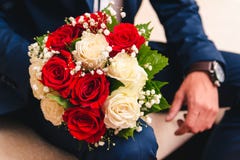 Hochzeitsblumenstrauß für die Braut von den weißen und beige Rosen zur Hand des Bräutigams lizenzfreies stockfoto Hochzeitsblumenstrauß für die Braut von den weißen und beige Rosen zur Hand des Bräutigams lizenzfreies stockfoto