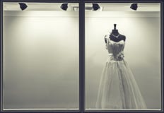 Hochzeitskleid im Fenster des Geschäftes lizenzfreies stockfoto Hochzeitskleid im Fenster des Geschäftes lizenzfreies stockfoto