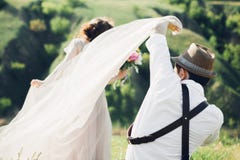 Hochzeitsphotograph macht Fotos der Braut und des Bräutigams in der Natur, Foto der schönen Kunst lizenzfreie stockfotos Hochzeitsphotograph macht Fotos der Braut und des Bräutigams in der Natur, Foto der schönen Kunst lizenzfreie stockfotos