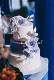 Hochzeitstorte mit gelbem beige rotem Blau der Blumen lizenzfreie stockfotografie Hochzeitstorte mit gelbem beige rotem Blau der Blumen lizenzfreie stockfotografie