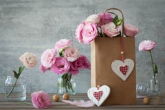 Hochzeitsweinlesehintergrund mit rosa Blumen und Herzen stockbild Hochzeitsweinlesehintergrund mit rosa Blumen und Herzen stockbild
