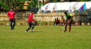 hockey all'aperto Giocatore di hockey nell'azione durante i giochi nazionali della Tailandia fotografia stock libera da diritti hockey all'aperto Giocatore di hockey nell'azione durante i giochi nazionali della Tailandia fotografia stock libera da diritti
