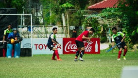 Hockey im Freien Hockeyspieler in der Aktion während der nationalen Spiele Thailands lizenzfreie stockfotos Hockey im Freien Hockeyspieler in der Aktion während der nationalen Spiele Thailands lizenzfreie stockfotos