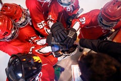Hockeylag som tillsammans arbetar på teamwork för seger royaltyfri foto Hockeylag som tillsammans arbetar på teamwork för seger royaltyfri foto