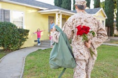 Hogar del marido de la familia que da la bienvenida en licencia del ejército imagen de archivo libre de regalías Hogar del marido de la familia que da la bienvenida en licencia del ejército imagen de archivo libre de regalías