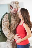 Hogar militar de saludo de la madre de la esposa embarazada en licencia imágenes de archivo libres de regalías Hogar militar de saludo de la madre de la esposa embarazada en licencia imágenes de archivo libres de regalías