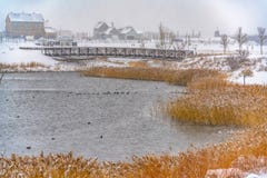 Hogares de la orilla del lago en la alba vista en invierno fotos de archivo Hogares de la orilla del lago en la alba vista en invierno fotos de archivo