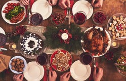 Hoge die hoekmening van lijst voor het diner van de Kerstmisfamilie wordt gediend lusje royalty-vrije stock afbeeldingen Hoge die hoekmening van lijst voor het diner van de Kerstmisfamilie wordt gediend lusje royalty-vrije stock afbeeldingen