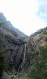Hoge draperende waterval van rotsachtige berg Royalty-vrije Stock Foto Hoge draperende waterval van rotsachtige berg Royalty-vrije Stock Foto