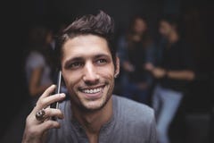 Hoge hoekmening van de jonge mens die op mobiele telefoon spreken Royalty-vrije Stock Afbeeldingen