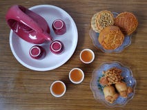 Hoge hoekmening van maancakes met Chinese thee stock afbeelding Hoge hoekmening van maancakes met Chinese thee stock afbeelding