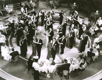 Hoge hoekmening van paren die in nachtclub dansen royalty-vrije stock fotografie Hoge hoekmening van paren die in nachtclub dansen royalty-vrije stock fotografie