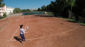 Hoge mening van vrouw het dienen op tennisgebied stock video Hoge mening van vrouw het dienen op tennisgebied stock video