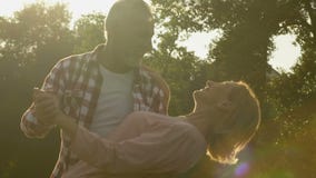 Hoger echtpaar die tijdens magische uur, liefde en gelukemoties dansen stock videobeelden Hoger echtpaar die tijdens magische uur, liefde en gelukemoties dansen stock videobeelden