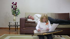 Hoger vrouw het spelen qanun instrument stock videobeelden Hoger vrouw het spelen qanun instrument stock videobeelden