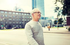 Hogere mens die langs de straat van de de zomerstad lopen royalty-vrije stock foto's Hogere mens die langs de straat van de de zomerstad lopen royalty-vrije stock foto's