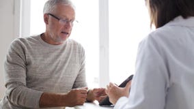Hogere mens en arts met tabletpc bij het ziekenhuis 51 stock footage Hogere mens en arts met tabletpc bij het ziekenhuis 51 stock footage