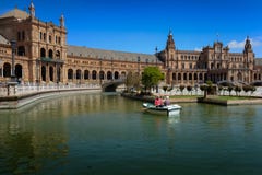 Hogere paar varende boot in kanaal Plaza DE Espana, Sevilla, royalty-vrije stock afbeelding Hogere paar varende boot in kanaal Plaza DE Espana, Sevilla, royalty-vrije stock afbeelding