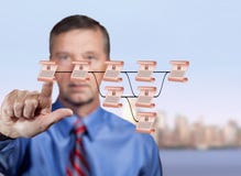 Hogere technoloog die aan blockchainillustratie richten Stock Fotografie Hogere technoloog die aan blockchainillustratie richten Stock Fotografie