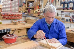 Hogere vakman in workshop stock afbeelding Hogere vakman in workshop stock afbeelding