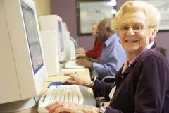 Hogere vrouw die computer met behulp van royalty-vrije stock afbeelding Hogere vrouw die computer met behulp van royalty-vrije stock afbeelding