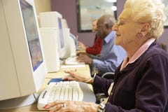 Hogere vrouw die computer met behulp van royalty-vrije stock fotografie Hogere vrouw die computer met behulp van royalty-vrije stock fotografie