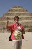 Hogere Vrouw die de Piramide van de Stap in Egypte onderzoekt royalty-vrije stock fotografie Hogere Vrouw die de Piramide van de Stap in Egypte onderzoekt royalty-vrije stock fotografie
