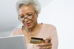 Hogere Vrouw die online winkelen stock foto's Hogere Vrouw die online winkelen stock foto's