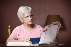 Hogere vrouw die rekeningen betaalt stock foto's Hogere vrouw die rekeningen betaalt stock foto's