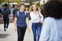 Hohe Schüler, die äußere College-Gebäude sozialisieren lizenzfreies stockbild Hohe Schüler, die äußere College-Gebäude sozialisieren lizenzfreies stockbild