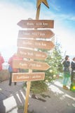Hohensalzburg Festung Hölzerne Zeigerpostenpfeile auf einem Wegweiserzeigen Wegweiser, der die Weise zu den Hauptstädten zeigt stockbild Hohensalzburg Festung Hölzerne Zeigerpostenpfeile auf einem Wegweiserzeigen Wegweiser, der die Weise zu den Hauptstädten zeigt stockbild