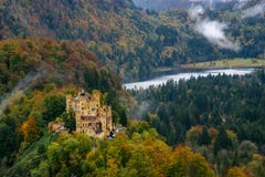 Hohenschwangau kasztel w dolinie obrazy stock Hohenschwangau kasztel w dolinie obrazy stock