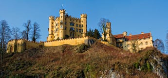 Hohenschwangau-Schloss in den bayerischen Alpen von Deutschland Panorama lizenzfreie stockfotos Hohenschwangau-Schloss in den bayerischen Alpen von Deutschland Panorama lizenzfreie stockfotos