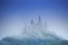 Hohenzollern城堡美丽的景色在阴霾的 免版税库存照片 Hohenzollern城堡美丽的景色在阴霾的 免版税库存照片