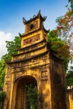 Hohes altes gelbes Tor umgeben durch Bäume in der langen Zitadelle Thang in der Kaiserstadt, Hanoi, Vietnam lizenzfreie stockbilder Hohes altes gelbes Tor umgeben durch Bäume in der langen Zitadelle Thang in der Kaiserstadt, Hanoi, Vietnam lizenzfreie stockbilder