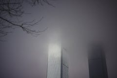 Hohes Geb?ude im Nebel stockfotos Hohes Geb?ude im Nebel stockfotos