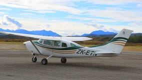 HOKITIKA НОВАЯ ЗЕЛАНДИЯ - 3,2015 -ГО СЕНТЯБРЬ: такси путешествовать Цессны 206 крыла глуши плоское к взлётно-посадочная дорожка в HOKITIKA НОВАЯ ЗЕЛАНДИЯ - 3,2015 -ГО СЕНТЯБРЬ: такси путешествовать Цессны 206 крыла глуши плоское к взлётно-посадочная дорожка в