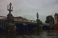 Holandie Amsterdam most równo Zła pogoda obraz stock Holandie Amsterdam most równo Zła pogoda obraz stock