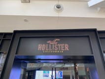 hollister mall hours