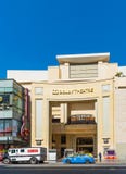 HOLLYWOOD, KALIFORNIA, usa - LUTY 6, 2018: Widok fasada Dolby Theater na miasto ulicie Odizolowywający na błękitnym tle obraz royalty free HOLLYWOOD, KALIFORNIA, usa - LUTY 6, 2018: Widok fasada Dolby Theater na miasto ulicie Odizolowywający na błękitnym tle obraz royalty free