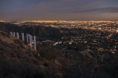 Hollywood-Schriftzug und im Stadtzentrum gelegene Los Angeles-Nachtansicht lizenzfreie stockbilder Hollywood-Schriftzug und im Stadtzentrum gelegene Los Angeles-Nachtansicht lizenzfreie stockbilder