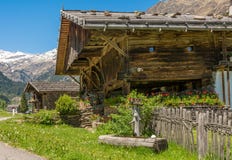 Holzhaus typisch in einem Alpendorf auf Ridnaun-Tal/Ridanna-Tal - Racines-Land - nahe Sterzing/Vipiteno, Süd-Tirol, n lizenzfreie stockfotografie Holzhaus typisch in einem Alpendorf auf Ridnaun-Tal/Ridanna-Tal - Racines-Land - nahe Sterzing/Vipiteno, Süd-Tirol, n lizenzfreie stockfotografie