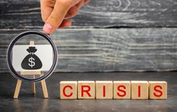 Holzklötze mit der Wort Krise und dem Bild von Dollar Das Konzept der Finanz- und Wirtschaftskrise Kapitalabwanderung stockfoto Holzklötze mit der Wort Krise und dem Bild von Dollar Das Konzept der Finanz- und Wirtschaftskrise Kapitalabwanderung stockfoto