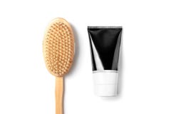 Holzkohlenreiniger, Duschgel und im Rohr mit einer hölzernen Körperbürste, einem Schrubben und einem skincare Konzept sich scheue lizenzfreies stockbild Holzkohlenreiniger, Duschgel und im Rohr mit einer hölzernen Körperbürste, einem Schrubben und einem skincare Konzept sich scheue lizenzfreies stockbild