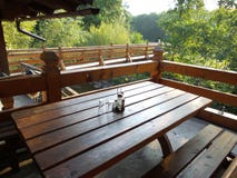 Holztische und Bank auf Terrasse Lizenzfreie Stockfotografie Holztische und Bank auf Terrasse Lizenzfreie Stockfotografie