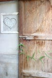 Holztür und Herz stockfotos Holztür und Herz stockfotos