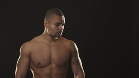Hombre africano atlético muscular hermoso que mira ferozmente con los brazos cruzados fotos de archivo Hombre africano atlético muscular hermoso que mira ferozmente con los brazos cruzados fotos de archivo