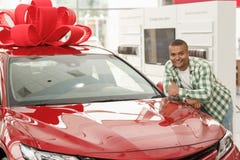 Hombre africano hermoso que elige el nuevo coche en la representación fotos de archivo Hombre africano hermoso que elige el nuevo coche en la representación fotos de archivo