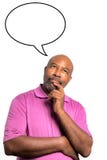 Hombre afroamericano en camisa púrpura que piensa con una burbuja del discurso sobre su cabeza contra un fondo blanco imagen de archivo libre de regalías Hombre afroamericano en camisa púrpura que piensa con una burbuja del discurso sobre su cabeza contra un fondo blanco imagen de archivo libre de regalías